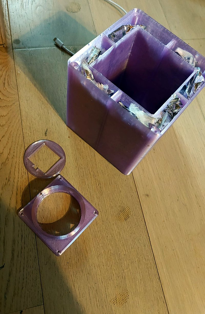The purple PETG box with its aluminium foil inside, and two printed rings on the floor